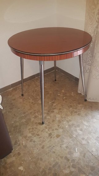 Mesa camilla redonda con patas metálicas