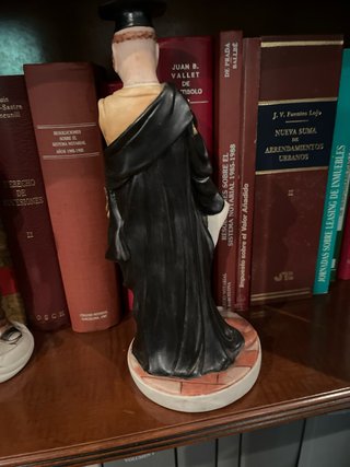 Figura in ceramica di un accademico