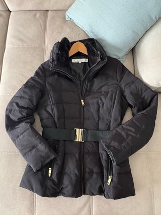Chaqueta entallada de plumas negra