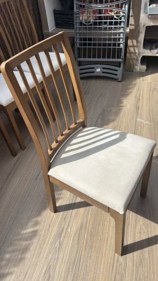 Set de 5 Sillas de Madera y Tela