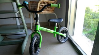 Bicicleta de equilibrio verde