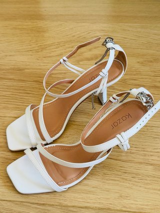 Sandalias de tacón blancas con cadena Kazar
