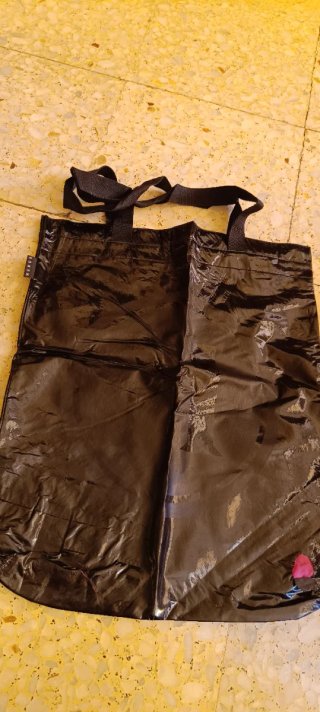 Bolsa de mano negra con detalles rosas