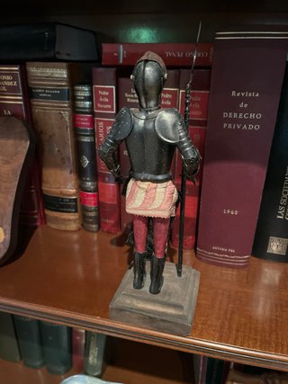 Statua di Cavaliere Medievale con Lancia e Scudo