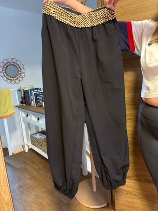 Pantalón Negro con Cintura Dorada