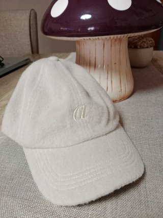 Gorra de béisbol beige con letra 'a'