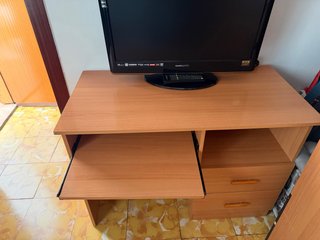 Scrivania in legno con cassetti