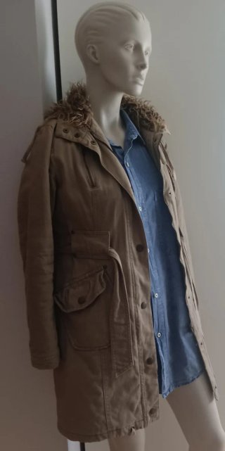 Abrigo Beige con Cuello de Pelo