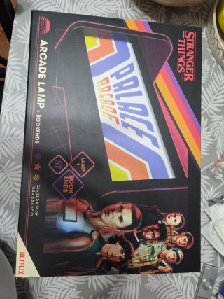 Lámpara Arcade Stranger Things + Bookends