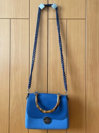 Bolso O bag azul con asa bambú