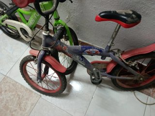 Bicicleta infantil verde y roja