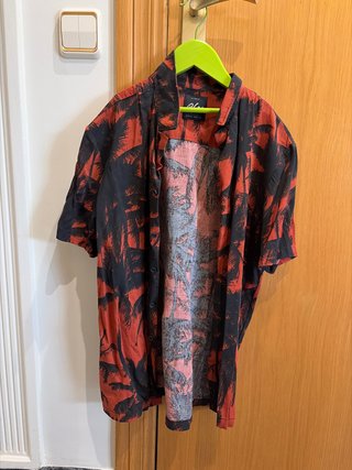 Camisa Hawaiana Estampada Negra y Roja