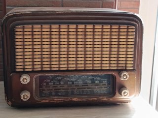 Radio Antigua de válvulas madera años (40 /50)