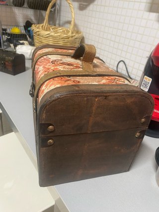 Baúl vintage de madera y metal