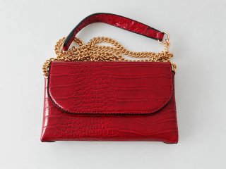 Bolso Rojo con Cadena Dorada