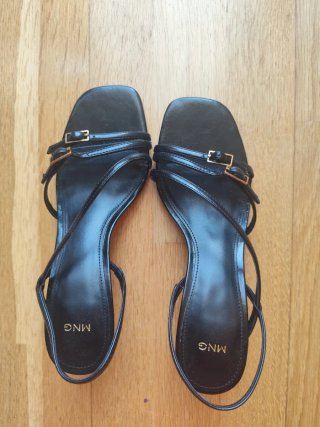 Sandalias de tiras negras Mango