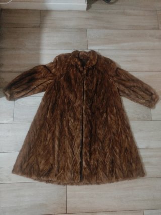 Abrigo de pelo marrón de invierno