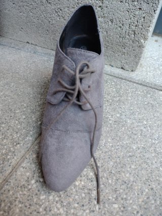 Botines grises con cordones talla 39