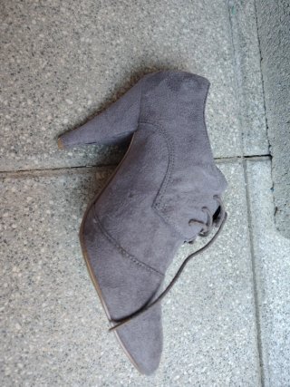 Botines grises con cordones talla 39