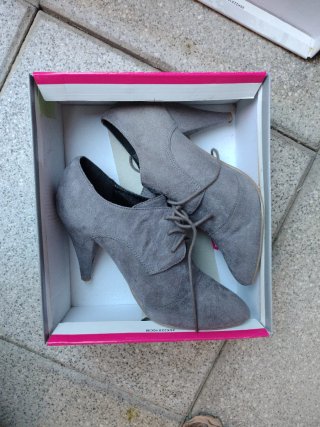 Botines grises con cordones talla 39