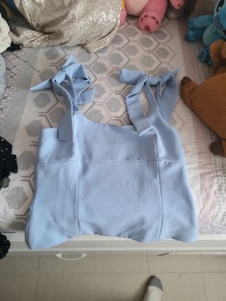 Top azul con lazos