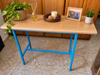 Mesa auxiliar estilo industrial restaurada – Azul