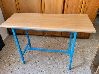 Mesa auxiliar estilo industrial restaurada – Azul