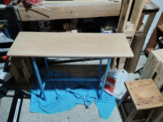Mesa auxiliar estilo industrial restaurada – Azul