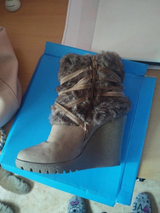 Botines con cuña y detalle de pelo