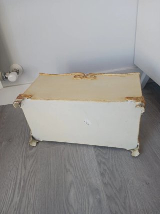 Jarrón decorativo beige y dorado