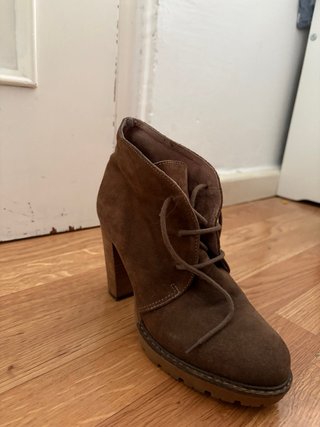 Botines con tacón y cordones