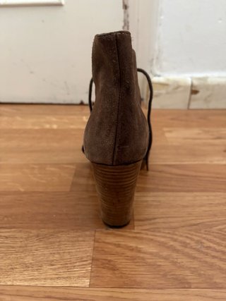 Botines con tacón y cordones