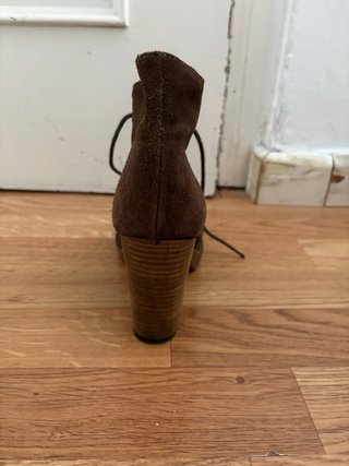 Botines con tacón y cordones
