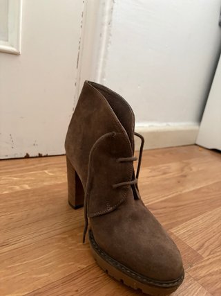 Botines con tacón y cordones