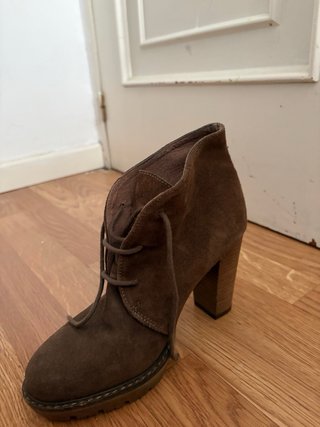 Botines con tacón y cordones