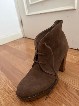Botines con tacón y cordones