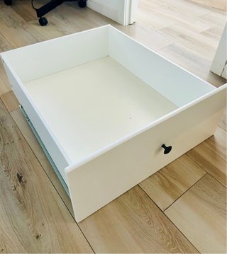Cajón blanco Hemnes Ikea con tirador negro