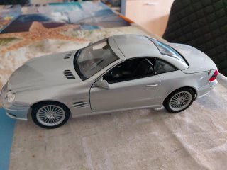 Coche a escala 1:18 Mercedes-Benz SL