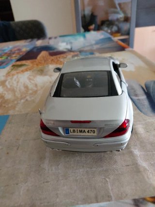 Coche a escala 1:18 Mercedes-Benz SL