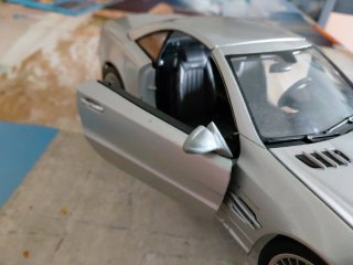 Coche a escala 1:18 Mercedes-Benz SL