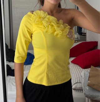 Camiseta Amarilla con Flores