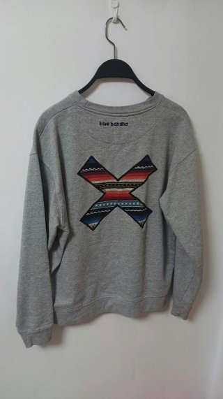 Camiseta blanca con parche X