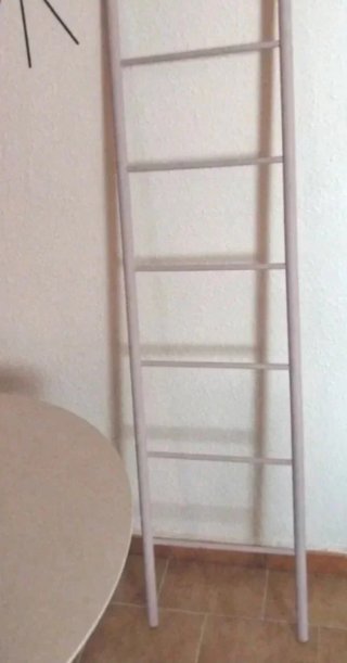 Escalera decorativa color rosa tiza