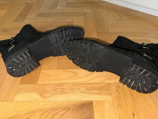 Botines moteros de ante negro Massimo Dutti