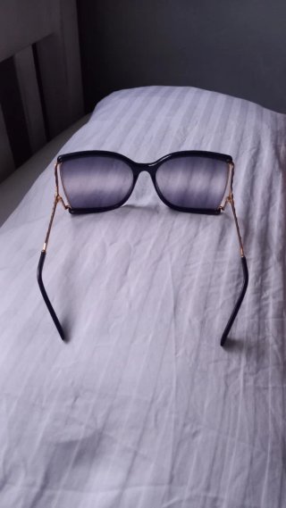 Gafas de Sol Negras con Detalles Dorados