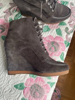 Botines grises con cordones