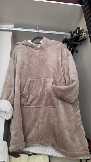 Abrigo tipo manta con capucha beige