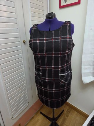 Vestido de cuadros negro, blanco y rojo talla 50