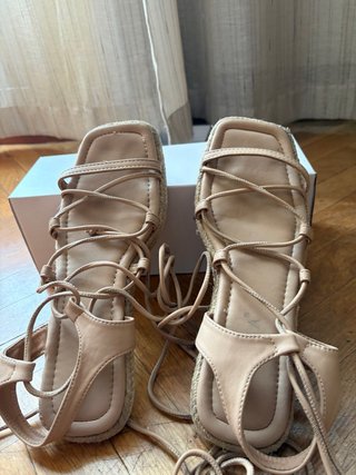 Sandalias de tiras beige
