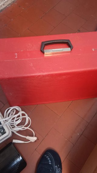 Máquina de coser roja